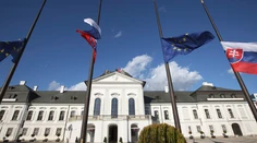 Muž preskočil plot, dostal sa na dvor prezidentského paláca a utiekol polícii
