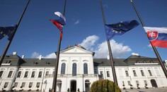 Muž preskočil plot, dostal sa na dvor prezidentského paláca a utiekol polícii