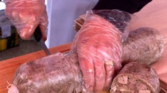 Zjedol domácu tlačenku z tržnice a zakrátko zomrel. Ďalšie dve ženy sú v kritickom stave