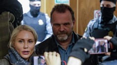 Otec ruskej školáčky, ktorá nakreslila obrázok proti vojne, žiadal trest smrti