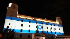 Bratislavský hrad nasvietili vo farbách Izraela
