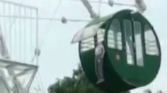 Dychberúce video. Päťročnému chlapcovi sa na konštrukcii kolotoča zasekla hlava