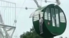 Dychberúce video. Päťročnému chlapcovi sa na konštrukcii kolotoča zasekla hlava