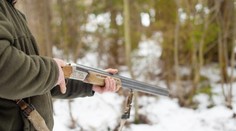 Dôchodca vytiahol pušku a strieľal na policajtku. Myslel si, že ho prišla okradnúť