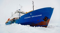 Ľad uväznil v Antarktíde loď so 74 ľuďmi