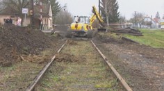 Oprava priecestia odrezala dedinu od sveta, že tam neprejde ani sanitka, neinformovali