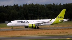 Hlasovanie o lietadlách v Pobaltí sa zvrhlo. Česi sa postarali o to, že na jednom stroji sa objaví vulgárny názov