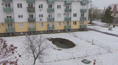 Diera uprostred sídliska v Galante. Ako vznikla, ostáva stále záhadou