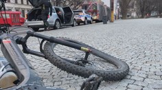 Nehoda na Vajanského nábreží: Cyklotrasa má chrániť cyklistov v centre Bratislavy, do jedného z nich narazil autobus