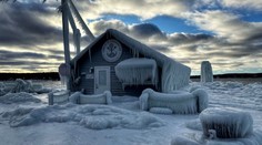 Dych berúce zábery ako z rozprávky. Obchod na brehu Michiganského jazera sa zmenil na ľadový palác