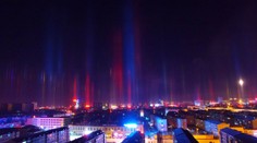 Vzácny prírodný jav: V čínskom meste sa objavili nádherné svetelné stĺpy