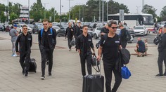 Slovenskí futbalisti odleteli na Euro. Na letisko v Bratislave prišli farebne zladení