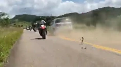 VIDEO: Do davu motorkárov vpálilo auto. Bilancia zrážky je tragická