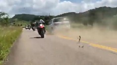 VIDEO: Do davu motorkárov vpálilo auto. Bilancia zrážky je tragická