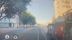 VIDEO: Zametacie auto vošlo do cesty električke. Vodiča previezli do nemocnice
