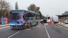 Mladý vodič dodávky bojuje o život. Po zrážke s autobusom v Partizánskom sa zranilo šesť ľudí