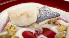 Kalmár plnený dusenou šunkou, jahody, rukola