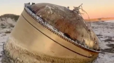 VIDEO: Na austrálsku pláž vyplavilo záhadny objekt. Polícia varovala ľudí, aby sa k nemu nepribližovali