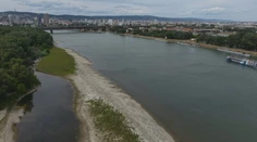 Výletná loď musela zakotviť, rybári márne čakajú. V Dunaji chýba nepredstaviteľné množstvo vody