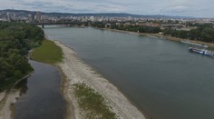 Výletná loď musela zakotviť, rybári márne čakajú. V Dunaji chýba nepredstaviteľné množstvo vody