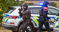 Jednu ženu znásilnil, druhú brutálne dobil na smrť. Po českého lekára si prišlo policajné komando