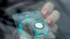 Predajcovia zarábajú na neznalých vodičoch. Diaľničné známky im predávajú za dvojnásobok štátnej ceny