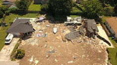 Uprostred mesta sa otvorila zem. Obrovská diera, ktorá pohltila domy, sa stále zväčšuje