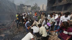 „Mŕtve telá a trosky boli rozptýlené všade,“ hovorí svedok. Lietadlo vrazilo do obytnej štvrte