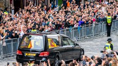 Rakva s kráľovnou dorazila do Edinburghu. Vítal ju obrovský dav ľudí aj dcéra Anna