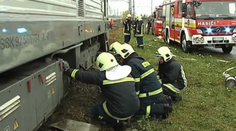 V Bratislave pri Hradskej sa zrazil osobný vlak s autom