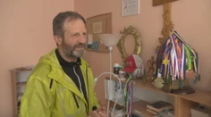Športuje, občas si zájde na pivo a pomáha slabším. Kňaz Peter chce byť ako ostatní ľudia