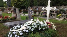 Hrob Elišky zdobí biely kríž bez mena