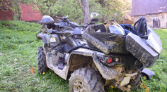 So štvorkolkou prerazil plot a prevrátil sa. Vodič v Červenom Kameni tragédiu neprežil