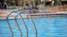 August priniesol turistov, jazvy z júla zostali. Hotely či kúpaliská znižujú straty z prvej polovice leta