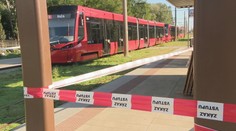 V prevádzke nie je ani mesiac a už má prvú obeť. Nehoda električky v Petržalke odhalila možný problém