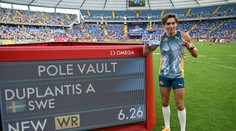 Duplantis opäť posunul hranice možností a vylepšil vlastný svetový rekord. Stačili mu na to dva pokusy