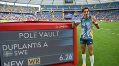 Duplantis opäť posunul hranice možností a vylepšil vlastný svetový rekord. Stačili mu na to dva pokusy