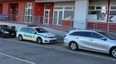 Veľká policajná akcia. Razie majú súvisieť s podozrením z podvodu, zadržali 10 ľudí