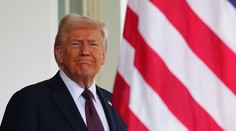 Donald Trump nariadil pozastaviť vojenskú pomoc Ukrajine