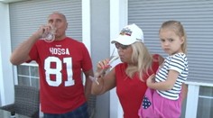 Šampanské a slzy šťastia. Takto reagovali Hossovci na triumf syna