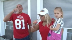 Šampanské a slzy šťastia. Takto reagovali Hossovci na triumf syna