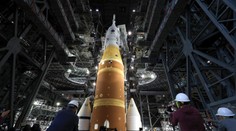 Začal návrat človeka na mesiac. Raketu a kozmickú loď presunuli na štartovaciu rampu