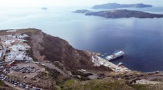 Po Santorini vyhlásili núdzový stav kvôli otrasom na ďalšom gréckom ostrove