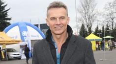 Päťdesiatpäťročný spevák vyzerá ako z vosku. Žeby novodobý český Ken?