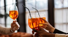 Drogy v drinkoch: Expert vysvetľuje, prečo si obete väčšinou nechávajú zážitok pre seba