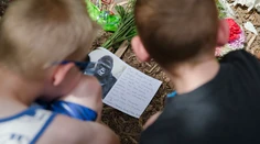 Ľudia žiadajú trest pre rodičov chlapca, kvôli ktorému utratili gorilu