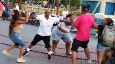 Rodinná bitka v Disneylande: Tragikomické video sa stalo hitom na sociálnych sieťach