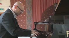 Miroslav Rác roky komponuje na počesť obetí koncentračných táborov, stal sa dvorným skladateľom múzea v Osvienčime