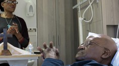 Desmonda Tutua museli opäť hospitalizovať