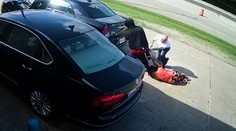 VIDEO: Manželský pár dve minúty bojoval s lupičmi o tašku plnú peňazí